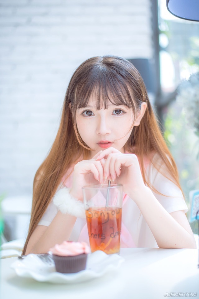 一股难言的压力压在吕蒙身上，那无数双汇聚过来的目光，在这一刻，仿佛一座大山一般压下来，这一刻，吕蒙能够深刻的体会到周瑜在这座大营之中的影响力。